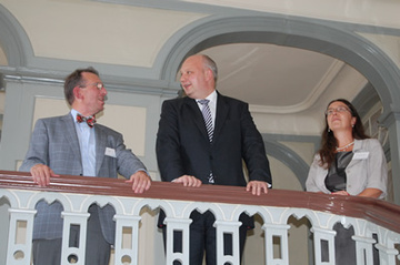 LBEG-Präsident Lothar Lohff informiert Wirtschaftsminister Bode über die Historie des Gebäudes