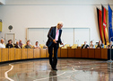 Vorschaubild Empfang im Rathaus Hannover; Bürgermeister B. Strauch erläutert ein Mosaik der Stadt Hannover