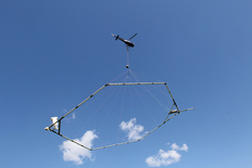 Bei SkyTEM-Befliegungen schleppt ein Hubschrauber in rund 30 Metern Höhe eine große, sechseckig geformte Antenne über die Geländeoberfläche.