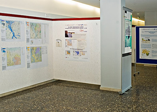 Posterausstellung auf der Empore des Geozentrums