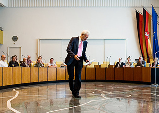 Empfang im Rathaus Hannover; Bürgermeister B. Strauch erläutert ein Mosaik der Stadt Hannover