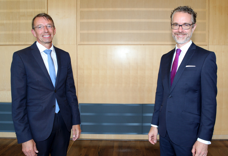 Carsten Mühlenmeier (links) wird von Wirtschaftsstaatssekretär Dr. Berend Lindner in sein neues Amt als Präsident des Landesamtes für Bergbau, Energie und Geologie eingeführt.