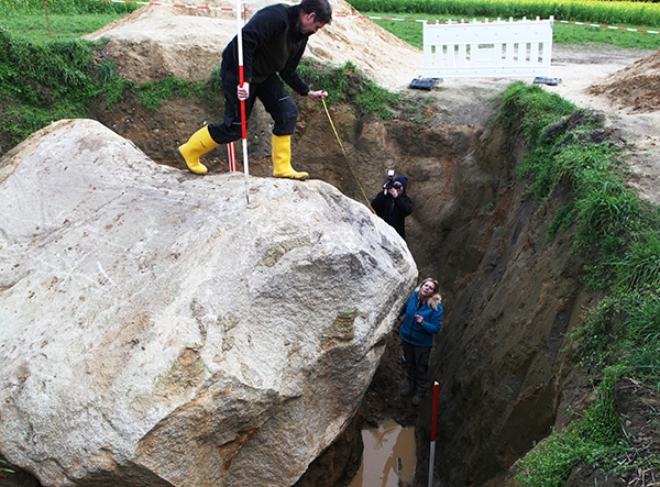 Hüvern, Findling, Vermessung, Geologen, Roberto Pierau, Janine Meinsen