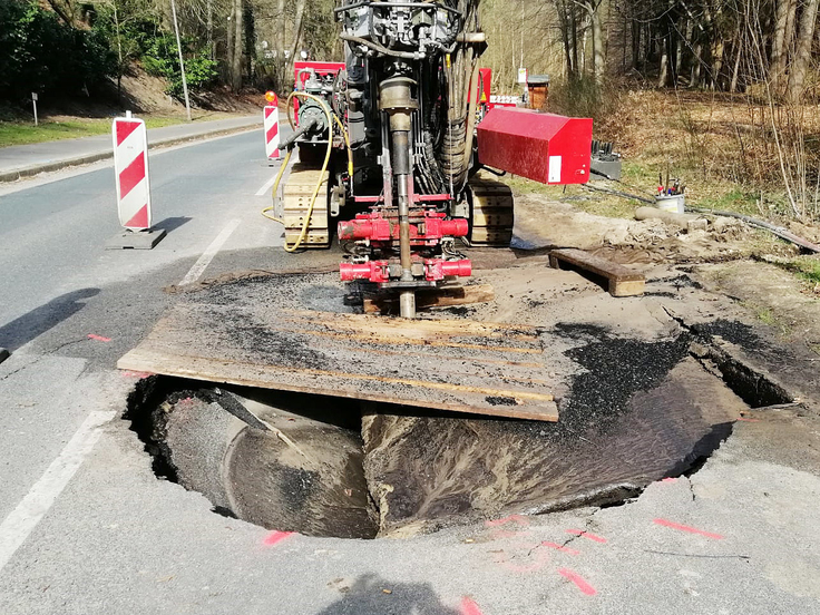 Straße Emmetal, knapp vier Meter großer und anderthalb Meter tiefer Tagesbruch.