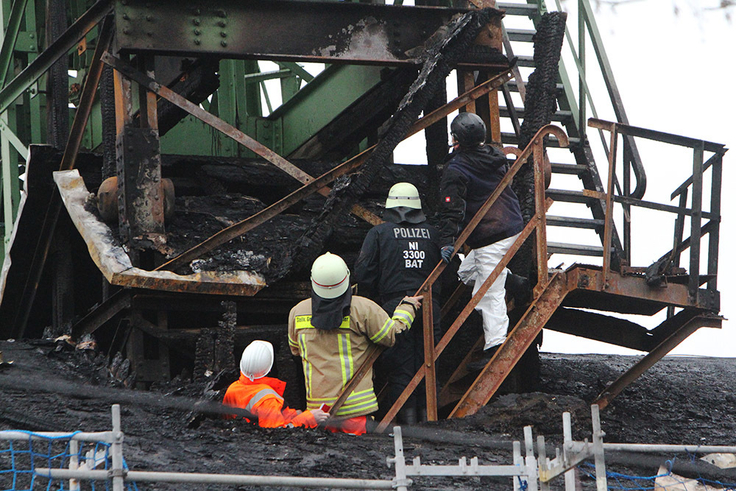 Ermittler untersuchen einen Tag nach dem Brand das beschädigte Schachtgebäude
