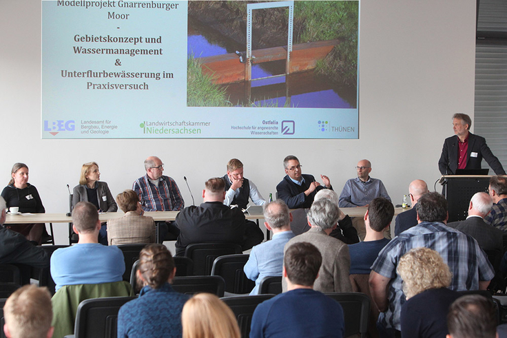 LBEG-Projektleiter Dr. Heinrich Höper (v.re.) moderiert die Abschlussdiskussion mit Colja Beyer, Prof. Dr. Klaus Röttcher, Marc Breitenfeld, Bernd Kück, Dr. Anne Lammen-Ewers und Dr. Bärbel Tiemeyer.