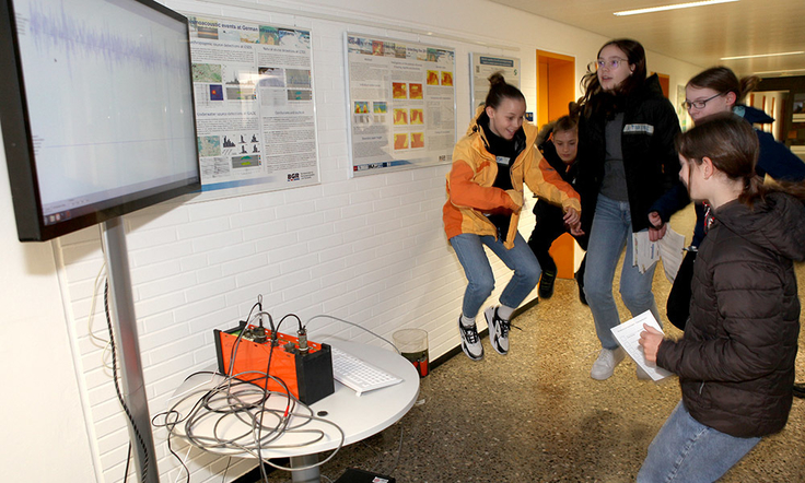 „Erdbeben selbst gemacht“: Beim Zukunftstag im Geozentrum Hannover bringen Schülerinnen und Schüler einen Seismographen zum Ausschlag.