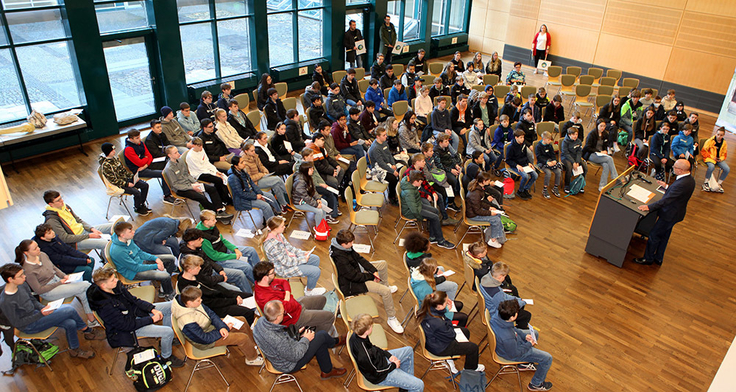 110 Schülerinnen und Schüler kommen ins Geozentrum Hannover und werden zum Auftakt von BGR-Präsident Prof. Dr. Ralph Watzel begrüßt.