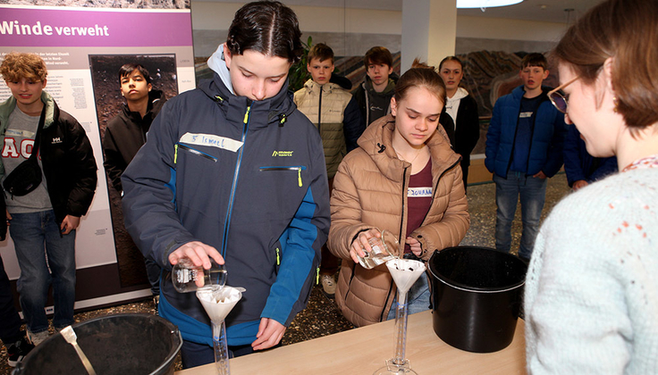 Wo fließt Flüssigkeit schneller durch: Die Schülerinnen und Schüler testen die unterschiedliche Wasserdurchlässigkeit von Sand und Moorboden.