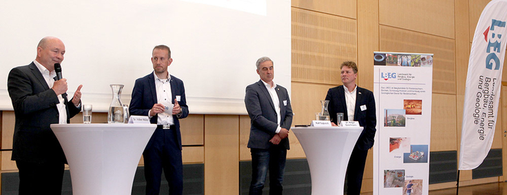 NABU-Landesvorsitzender Dr. Holger Buschmann (v.re.), Ralf Sygusch, Verbandsdirektor Regionalverband Großraum Braunschweig, Eike Bruns (LBEG) und Dr. Volker Müller, Hauptgeschäftsführer der Unternehmerverbände Niedersachsen diskutieren über Rohstof