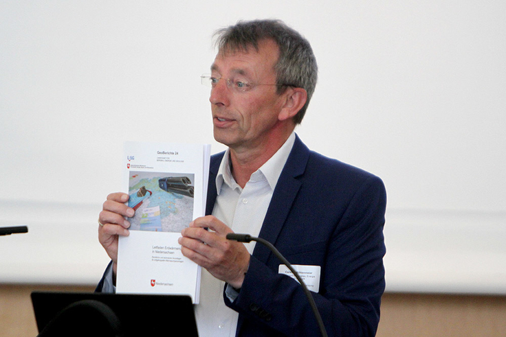 LBEG-Präsident Carsten Mühlenmeier wirbt auf der 14. Norddeutschen Geothermietagung für den „Leitfaden Erdwärmenutzung in Niedersachsen“.