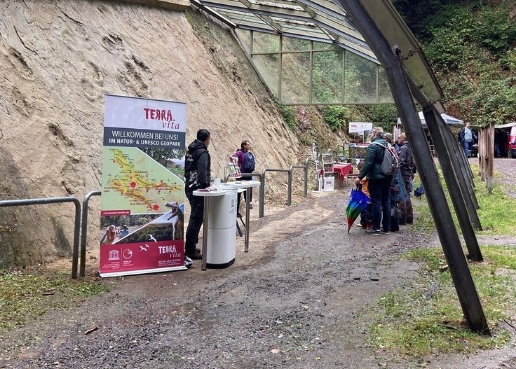 Das Team des Natur- und Geoparks TERRA.vita bietet den Familientag bei den Saurierfährten von Bad Essen-Barkhausen an.