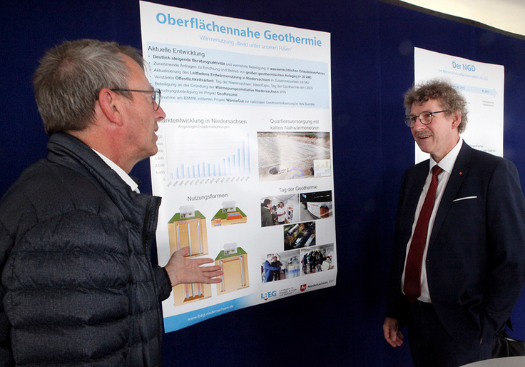 LBEG-Präsident Carsten Mühlenmeier (li.) erläutert Wirtschaftsstaatssekretär Frank Doods das Prinzip der oberflächennahen Geothermie.