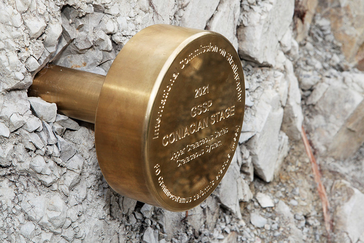 Der „Goldene Nagel“ markiert in der Steinbruchwand die erdgeschichtlichen Änderungen an der Grenze der beiden Kreidezeitalter Turon und Coniac.