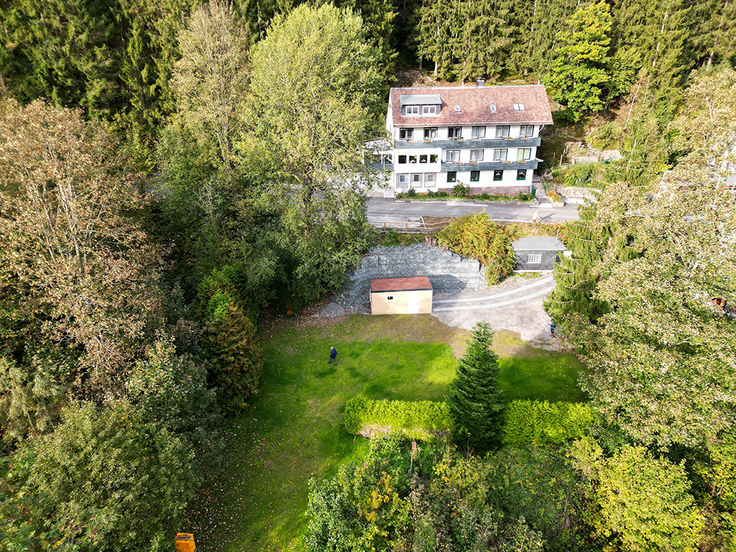 Wo heute die Garage steht, klaffte vor Kurzem noch ein fast 40 Meter tiefes und zehn Meter breites Loch. Jetzt ist der Schacht verfüllt und das Grundstück wiederhergestellt.