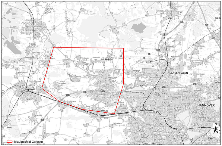 Das rot eingegrenzte Erlaubnisfeld „Garbsen“ erstreckt sich von Luthe im Westen bis Berenbostel im Osten und von Seelze im Süden bis Osterwald im Norden.