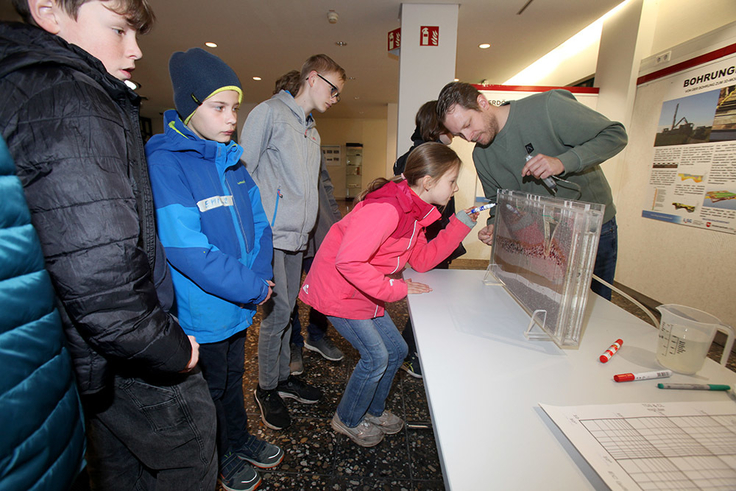 Wie bewegt sich Grundwasser im Untergrund? Beim Zukunftstag im Geozentrum Hannover erfahren Schülerinnen und Schüler viel über Geologie.