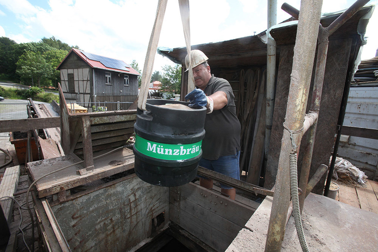 Über den Schacht Silberkrone am Brauhausberg in Clausthal-Zellerfeld wird das Jubiläumsbier in den Johannesstollen eingefahren.