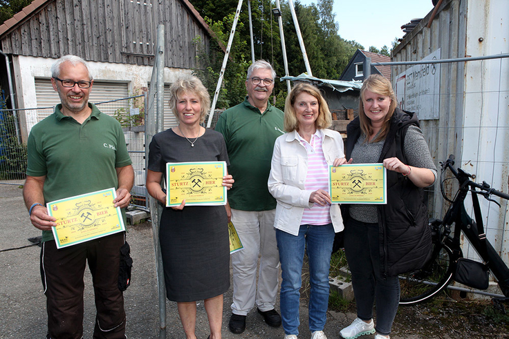 Carsten Pfeil, Bettina Beimel, Siegfried Oppermann, Petra Emmerich-Kopatsch und Katharina Dundler (v.li.) zeigen das Etikett, das vom LBEG entworfen worden ist.