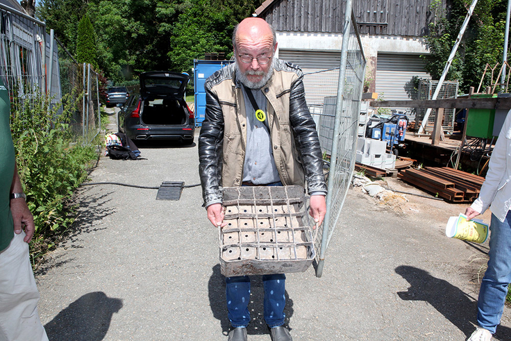 Thomas Finkeldey präsentiert einen Vorläufer eines heutigen Bierkastens, der bei den Sanierungsarbeiten im Johannesstollen entdeckt wurde.