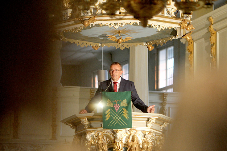 Ungewöhnlicher Ort: LBEG-Präsident darf die 500 Konzertbesucher von der Kanzel aus begrüßen.