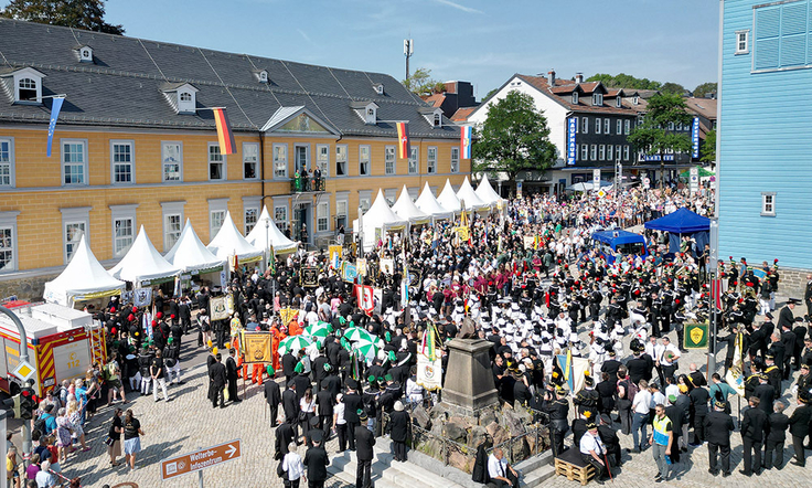 Rund 1100 Teilnehmerinnen und Teilnehmer versammeln sich zur Abnahme der Bergparade vor dem historischen Amtsgebäude des LBEG.