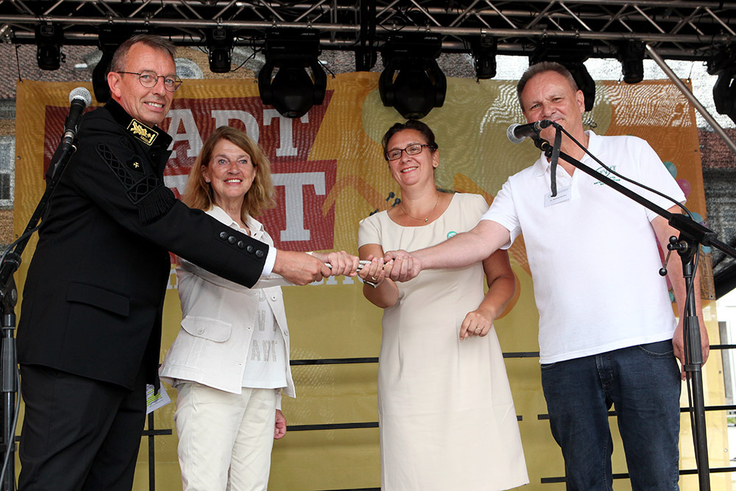 Zum Abschluss des Doppeljubiläums übergeben LBEG-Präsident Carsten Mühlenmeier und Bürgermeisterin Petra Emmerich-Kopatsch ein Drahtseil als symbolischen Staffelstab an TU-Präsidentin Dr. Sylvia Schattauer und Dr. Michael Richter, Leiter der FWT (v
