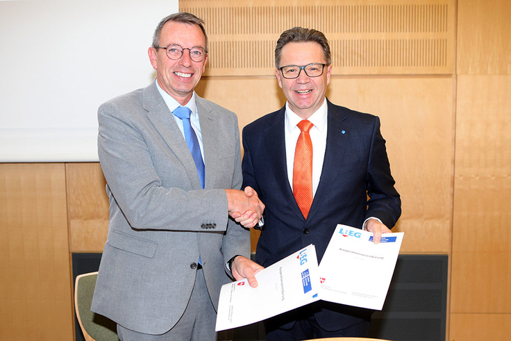 LBEG-Präsident Carsten Mühlenmeier (li.) und LUH-Präsident Prof. Dr. Volker Epping präsentieren die frisch unterzeichnete Kooperationsvereinbarung.
