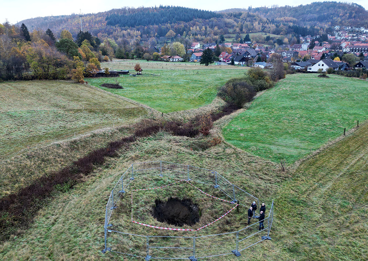 Auf einer brach liegenden Wiese bei Wolfshagen im Harz ist aufgrund von früheren Bergbautätigkeiten ein rund acht Meter tiefes Loch entstanden.