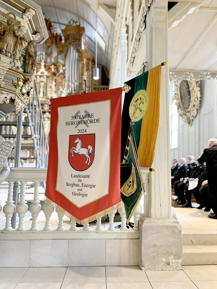 In der Clausthal-Zellerfelder Marktkirche sind Farben und Fahnen der Umzugsteilnehmer aufgestellt.