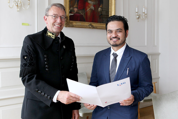LBEG-Präsident Carsten Mühlenmeier (li.) überreicht Mohammed Shemel Reza seine Ernennungsurkunde.
