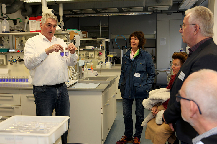 Reiner Dohrmann erklärt im Labor des Geozentrums wie unter anderem Tongesteine chemisch untersucht werden.