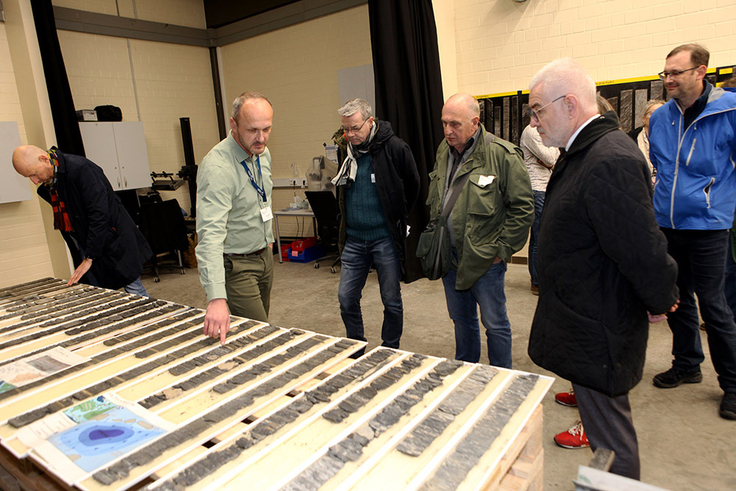 Lukas Pollok zeigt in der Kernhalle Salzgestein-Proben aus Bohrkernen.