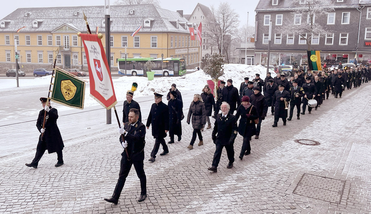 Das Bild zeigt die Bergparadenteilnehmer, die über den Marktkirchenplatz ziehen.