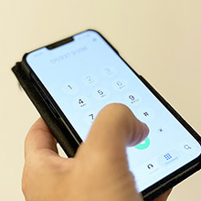 Das Symbolbild zeigt ein Smartphone
